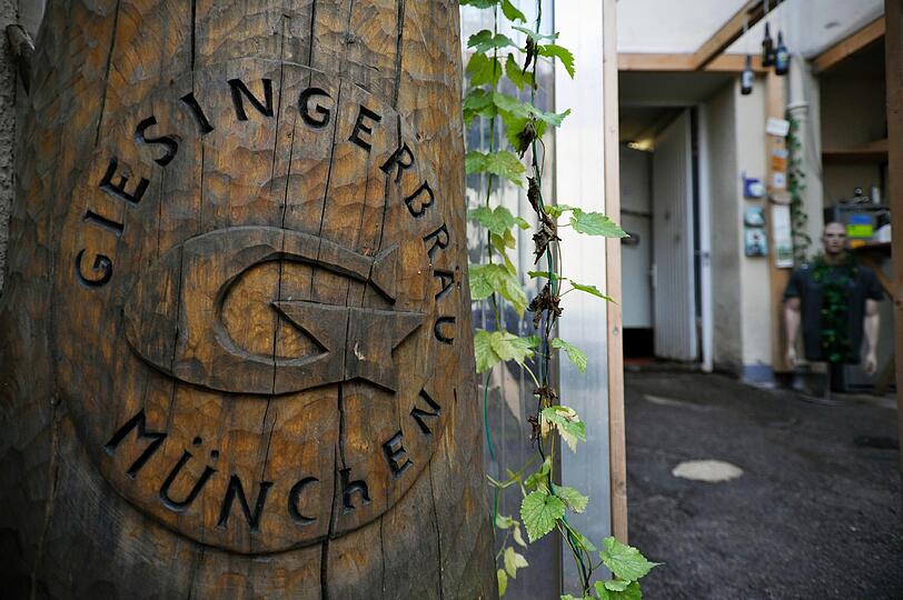 Bei der kleinen Brauererei "Giesiner Bräu" arbeiten derzeit 5 Personen an originellen Biersorten, wie die Untergiesinger Erhellung. Ein Rundgang durch die Brauerei.