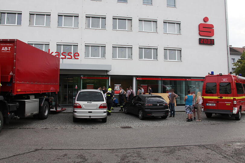 Kurioser Unfall beim Einparken in Waldkraiburg. Die Bilder vom Crash in die Sparkasse.