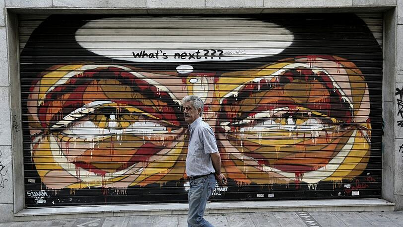 „What’s next“? (Was kommt jetzt?) steht am Tor dieses geschlossenes Geschäfts im Zentrum von Athen. Diese Frage stellen sich derzeit nicht nur die griechischen Bürger. „What’s next“? (Was kommt jetzt?) steht am Tor dieses geschlossenes Geschäfts im Zentrum von Athen. Diese Frage stellen sich derzeit nicht nur die griechischen Bürger.