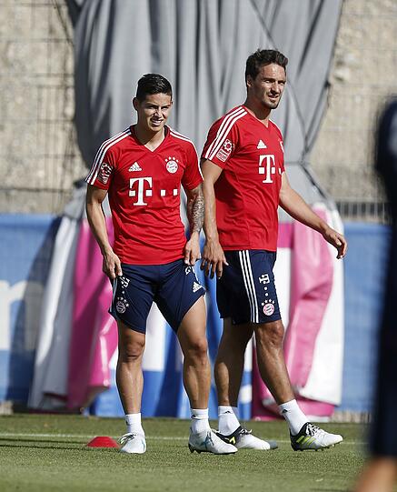 James mit Mats Hummels.