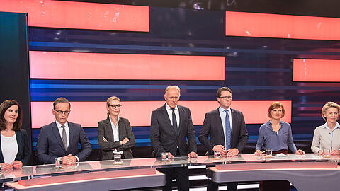 Gäste in der Talkshow "Wie geht's Deutschland?": Katja Suding (FDP, l-r), Bundesjustizminister Heiko Maas (SPD), Alice Weidel (AfD), Jürgen Trittin (Grüne), Andreas Scheuer (CSU), Katja Kipping (Linke) und Bundesverteidigungsministerin Ursula von der Leyen (CDU)