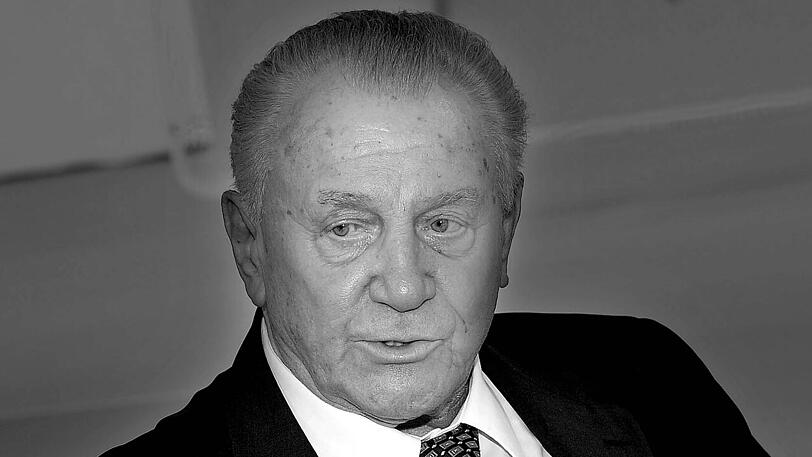 Beim ersten deutschen WM-Triumph 1954 in Bern gegen Ungarn (3:2) gehörte Hans Schäfer zu den Leistungsträgern der Mannschaft um Kapitän Fritz Walter des damaligen Bundestrainers Sepp Herberger.