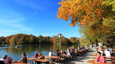Traumhafte Kulisse bei Biergarten-Wetter: Kufflers Seehaus am Kleinhesseloher See im Englischen Garten.