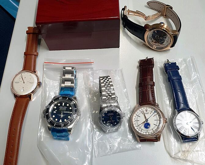 Taschen, Kleidung und Accessoires - ein Schmuggler hatte gleich drei Koffer voll gefälschter Waren dabei.