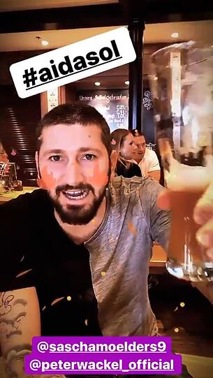 Sascha Mölders mit Weißbier in der Hand auf der Aida.