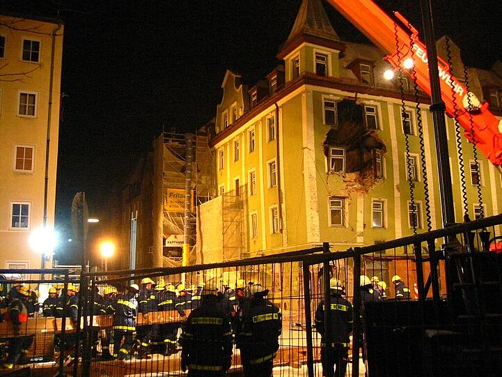 14. Februar 2005: Ein riesiges Loch klaffte in der Fassade des Hauses Donnersbergerstraße 42.