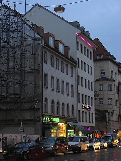 Die Barbie-Zentrale? AZ-Leser Djordje Matkovic hat an der Kreuzung Schwanthaler-Schillerstraße mit Hilfe eines AZ-Zeitungskastens diese Fotos gemacht.