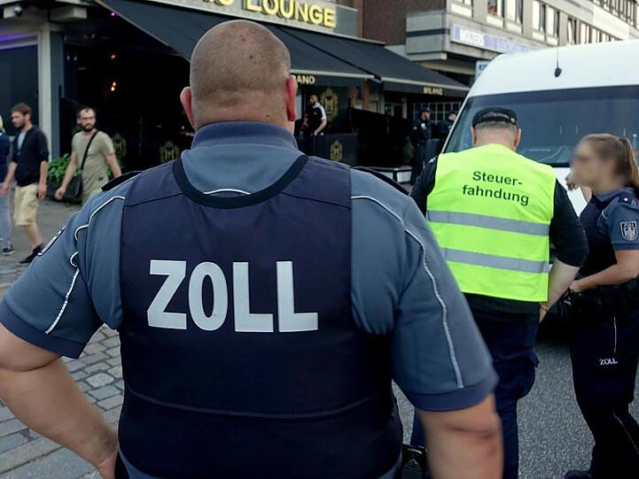 "Erste Zuwiderhandlungen in Bezug auf das Steuerrecht": Beamte von Zoll, Polizei und Steuerfahndung vor einer Shisha-Bar.