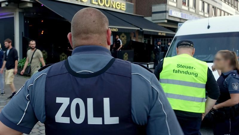 "Erste Zuwiderhandlungen in Bezug auf das Steuerrecht": Beamte von Zoll, Polizei und Steuerfahndung vor einer Shisha-Bar. "Erste Zuwiderhandlungen in Bezug auf das Steuerrecht": Beamte von Zoll, Polizei und Steuerfahndung vor einer Shisha-Bar.