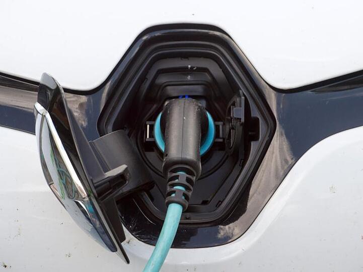 Ein E-Auto tankt an einer E-Ladestation in Mecklenburg-Vorpommern Strom.