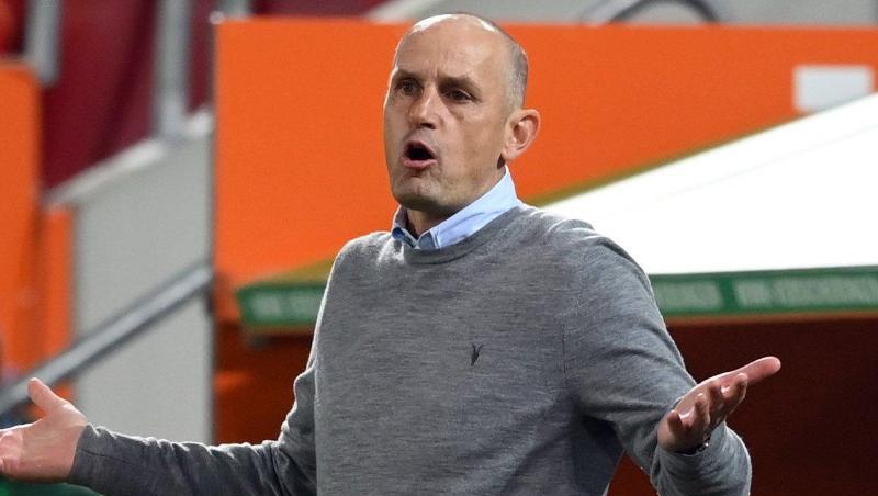 Heiko Herrlich, Trainer von Augsburg, hebt die Hände. Foto: Matthias Hangst/Getty Images Europe/Pool/dpa