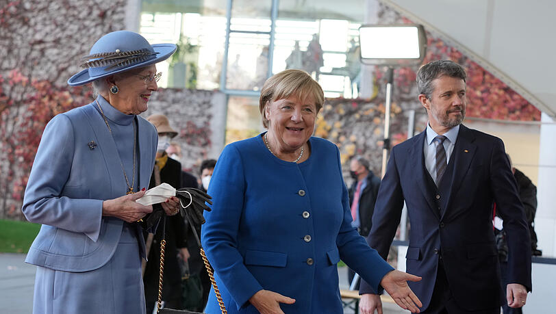 Bundeskanzlerin Angela Merkel begrüßt Königin Margrethe II. von Dänemark (l) und Frederik, Kronprinz von Dänemark, vor dem Kanzleramt. Bundeskanzlerin Angela Merkel begrüßt Königin Margrethe II. von Dänemark (l) und Frederik, Kronprinz von Dänemark, vor dem Kanzleramt.