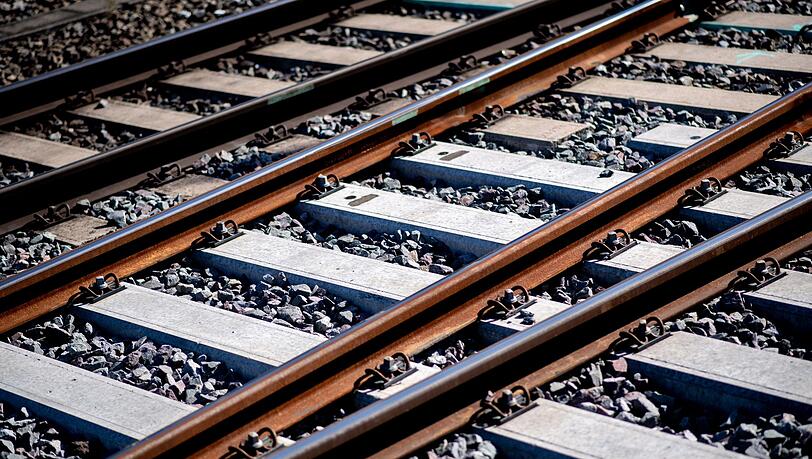 Gleise sind an einem Bahnhof im Schotterbett verlegt.