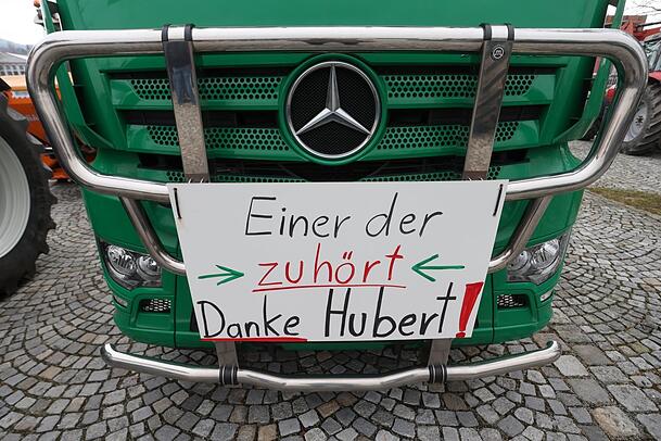 Fühlen sich offenbar doch von einigen im Freistaat verstanden: Plakat von Landwirten beim Beginn des Politischen Aschermittwochs der Freien Wähler heuer in Deggendorf - mit Dank an den Parteivorsitzenden. Fühlen sich offenbar doch von einigen im Freistaat verstanden: Plakat von Landwirten beim Beginn des Politischen Aschermittwochs der Freien Wähler heuer in Deggendorf - mit Dank an den Parteivorsitzenden.