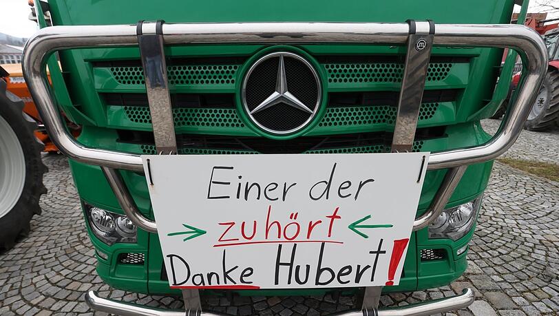 Fühlen sich offenbar doch von einigen im Freistaat verstanden: Plakat von Landwirten beim Beginn des Politischen Aschermittwochs der Freien Wähler heuer in Deggendorf - mit Dank an den Parteivorsitzenden. Fühlen sich offenbar doch von einigen im Freistaat verstanden: Plakat von Landwirten beim Beginn des Politischen Aschermittwochs der Freien Wähler heuer in Deggendorf - mit Dank an den Parteivorsitzenden.