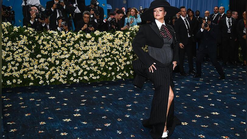 Rihanna erscheint mit Babybauch bei der Met Gala.