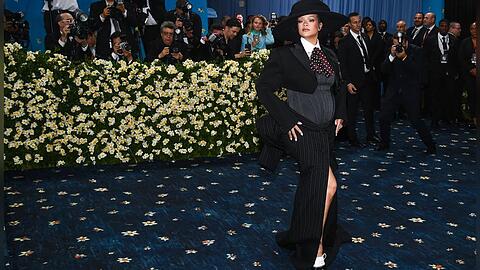 Rihanna erscheint mit Babybauch bei der Met Gala.