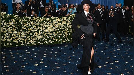 Rihanna erscheint mit Babybauch bei der Met Gala.