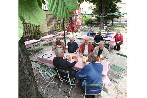 Dicke Kastanienbäume beschatten den kleinen, gemütlichen Biergarten, in dem sich regelmäßig auch die Bundesbahner zum Stammtisch treffen.