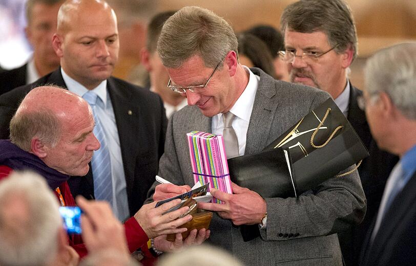 Der Mann hat noch seine Fans: Christian Wulff gibt nach seiner Rede in Heidelberg Autogramme.