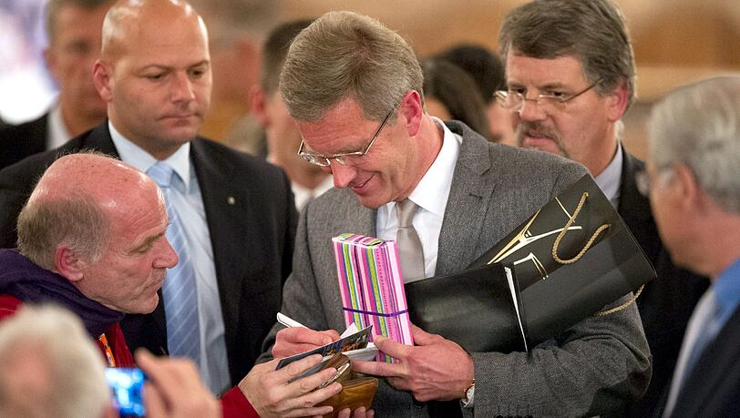 Der Mann hat noch seine Fans: Christian Wulff gibt nach seiner Rede in Heidelberg Autogramme.
