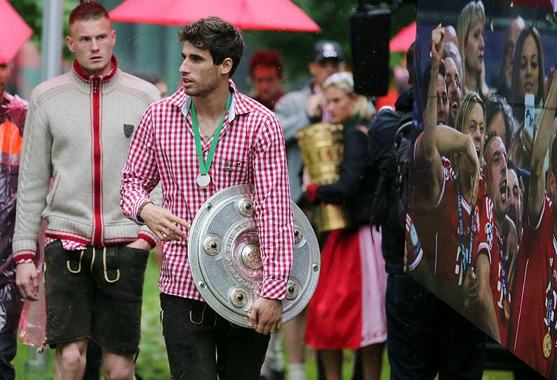 Auf dem Champions-Truck feiern die Bayern-Stars den Triple-Gewinn. Die besten Feierfotos in der Bilderstrecke zum Durchklicken