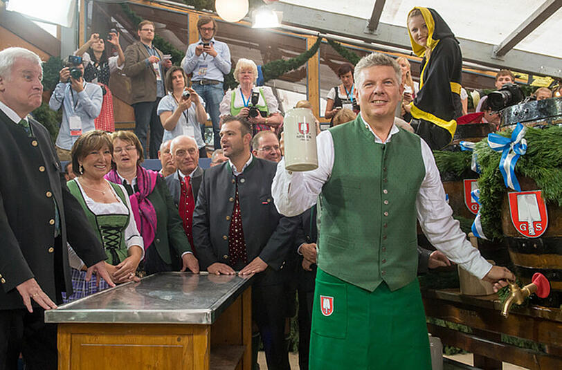 Vier Schläge, dann war "ozapft". Münchens Oberbürgermeister Dieter Reiter beim Wiesn-Anstich im Schottenhamel-Zelt.