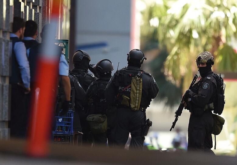 Sydney im Ausnahmezustand: Ein Islamist hat in einem Cafe ca. 30 Menschen als Geisel genommen. Hunderte Polizisten sind im Einsatz.
