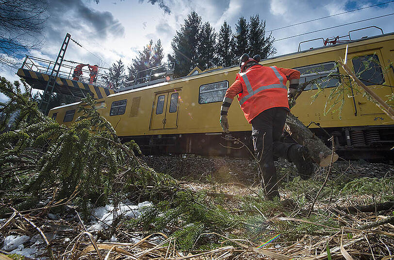 Die Aufräum- und Reparaturarbeiten sind in vollem Gange, wie hier auf der S-Bahnstrecke zwischen Höhenkirchen-Siegertsbrunn und Aying.