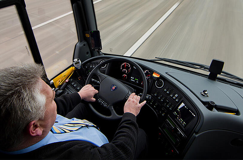 Drei Menschen sterben bei dem Busunglück. Unter den Opfern ist auch der Fahrer. (Symbolbild)