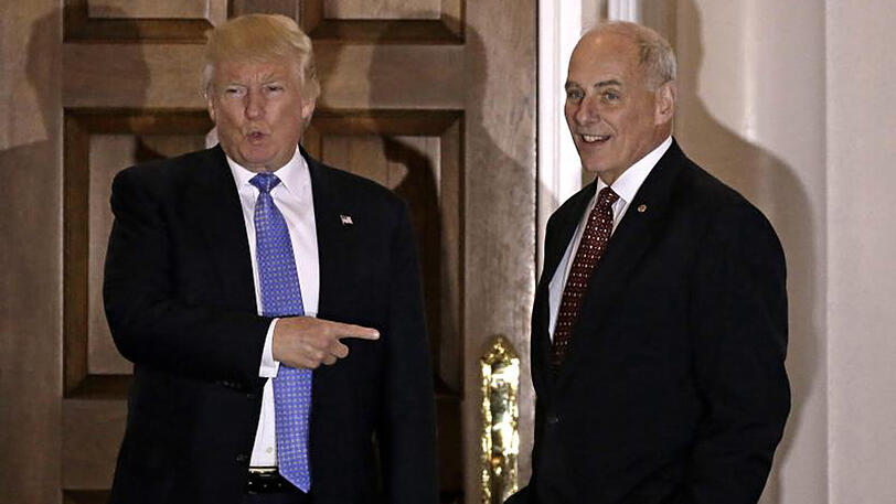 US-Präsident Donald Trump (l) und sein Heimatschutzminister John Kelly in New Jersey.