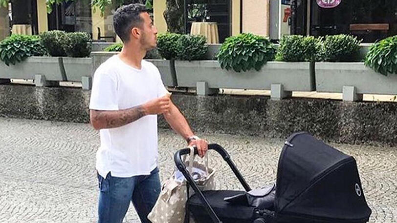 Thiago geht mit Sohn Gabriel spazieren.