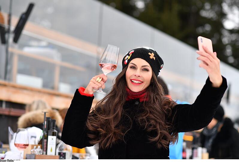Ganz die Bloggerin verzichtet Jeanette Graf auf's Skifahren - und knipst stattdessen Selfies.