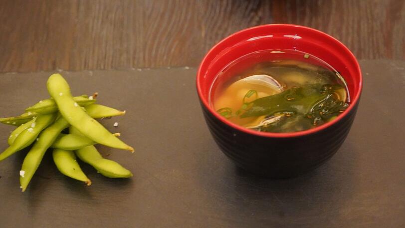 1. Gang: Shiro-Miso-Suppe mit Shrimps und Muscheln.