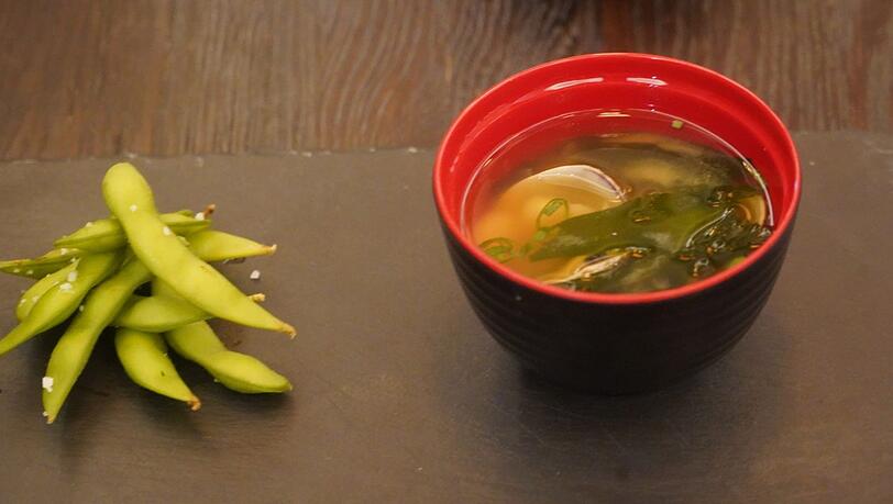 1. Gang: Shiro-Miso-Suppe mit Shrimps und Muscheln. 1. Gang: Shiro-Miso-Suppe mit Shrimps und Muscheln.