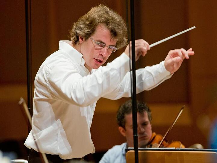 Der Chefdirigent der Bamberger Symphoniker, Jakub Hrù&scaron;a, während einer Orchesterprobe. Foto: Daniel Karmann/Archivbild