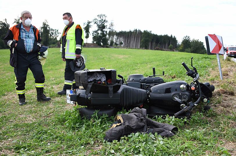 Bei einem Frontalzusammenstoß mit einem Pkw ist ein 51-jähriger Motorradfahrer ums Leben gekommen.