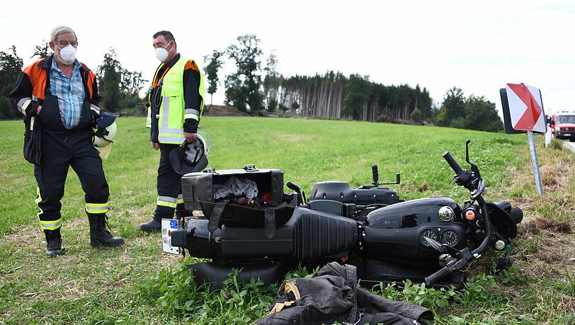Bei einem Frontalzusammenstoß mit einem Pkw ist ein 51-jähriger Motorradfahrer ums Leben gekommen. Bei einem Frontalzusammenstoß mit einem Pkw ist ein 51-jähriger Motorradfahrer ums Leben gekommen.