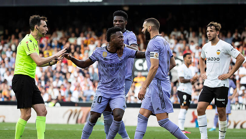Vinicius Junior (M.) aufgebracht beim Spiel gegen Valencia.