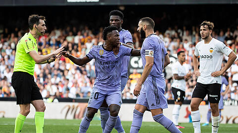 Vinicius Junior (M.) aufgebracht beim Spiel gegen Valencia.