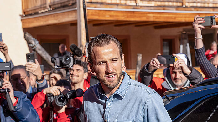 Harry Kane odwiedza Fanklub Kirchweidach.