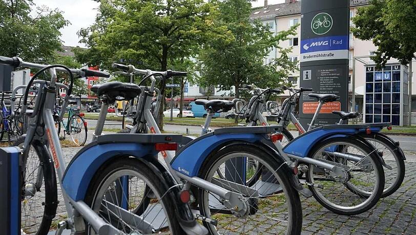 Wer ein MVG-Rad ausleihen möchte, sollte am besten zuvor checken, ob das Rad einen Defekt hat. An den Stationen stehen meist mehrere Räder - andernorts steht oft nur ein Fahrrad parat.