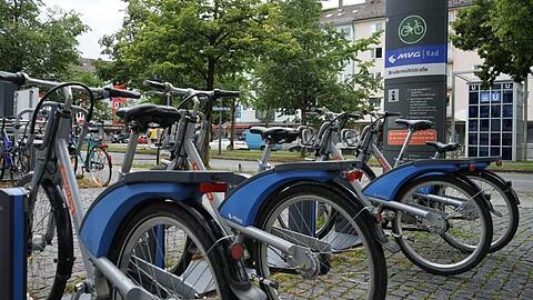 Wer ein MVG-Rad ausleihen möchte, sollte am besten zuvor checken, ob das Rad einen Defekt hat. An den Stationen stehen meist mehrere Räder - andernorts steht oft nur ein Fahrrad parat.
