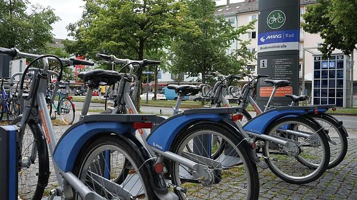Wer ein MVG-Rad ausleihen möchte, sollte am besten zuvor checken, ob das Rad einen Defekt hat. An den Stationen stehen meist mehrere Räder - andernorts steht oft nur ein Fahrrad parat.