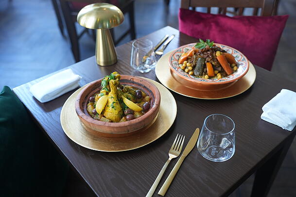 Serviert werden im El Nador auch traditionelle Tajine, die im gleichnamigen Tontopf gekocht und zusammen mit marokkanische Bratkartoffeln serviert werden. Serviert werden im El Nador auch traditionelle Tajine, die im gleichnamigen Tontopf gekocht und zusammen mit marokkanische Bratkartoffeln serviert werden.
