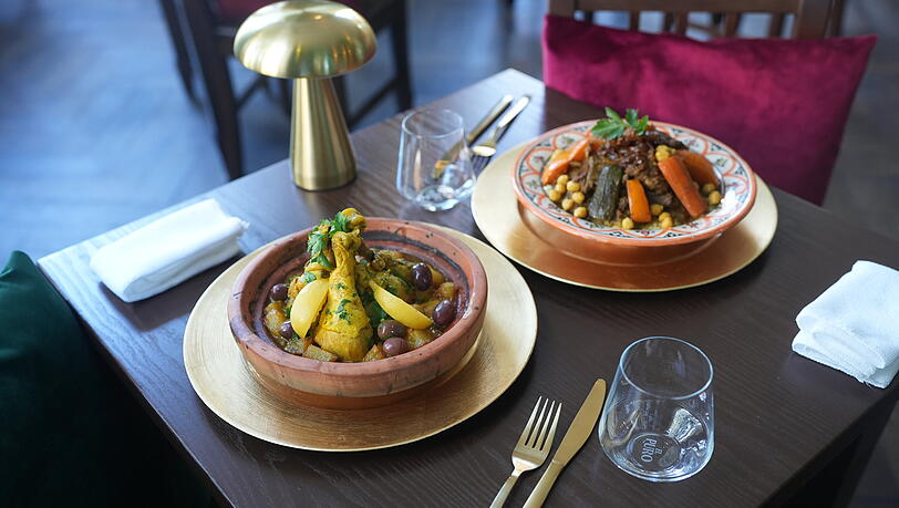Serviert werden im El Nador auch traditionelle Tajine, die im gleichnamigen Tontopf gekocht und zusammen mit marokkanische Bratkartoffeln serviert werden. Serviert werden im El Nador auch traditionelle Tajine, die im gleichnamigen Tontopf gekocht und zusammen mit marokkanische Bratkartoffeln serviert werden.
