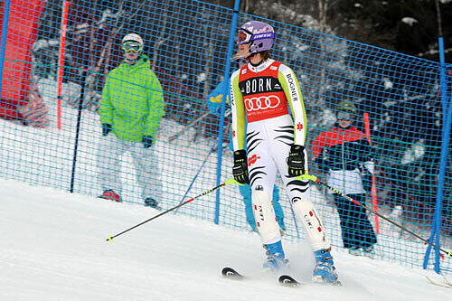 Ein Blick nach oben - Maria Riesch nach ihrem Ausscheiden in Courchevel.