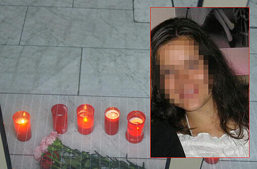 Attraktiv, sportlich, fröhlich: Diplom-Kauffrau Katrin M. arbeitete in einem Münchner Verlag. Direkt an ihrer Haustüre wurde die 31-jährige mit 18 Messerstichen getötet. Nachbarn haben Kerzen aufgestellt.