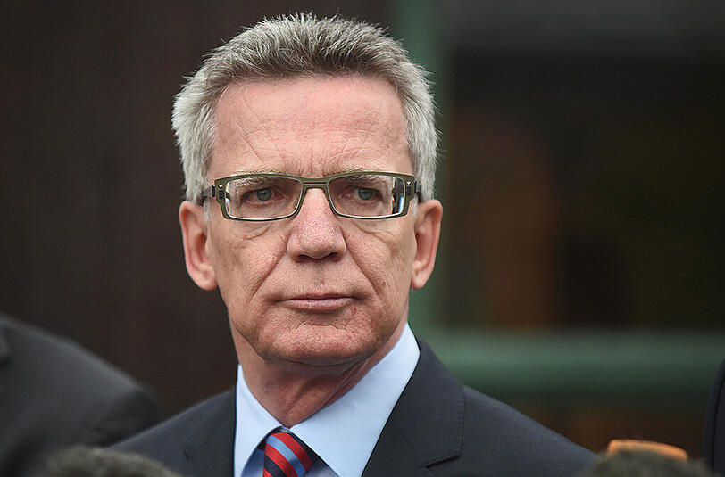 Bundesinnenminister Thomas de Maiziere spricht von einer "Verrohung" der Flüchtlingsdebatte.