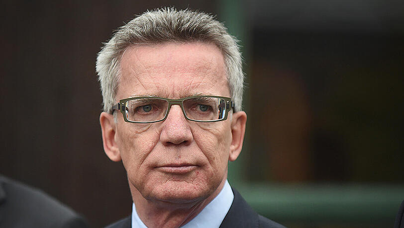 Bundesinnenminister Thomas de Maiziere spricht von einer "Verrohung" der Flüchtlingsdebatte. Bundesinnenminister Thomas de Maiziere spricht von einer "Verrohung" der Flüchtlingsdebatte.